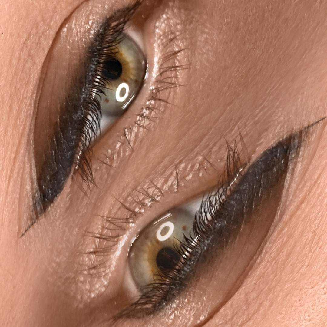 Eyeliner Pigmentierung auf Wunsch der Kundin in schwarz
