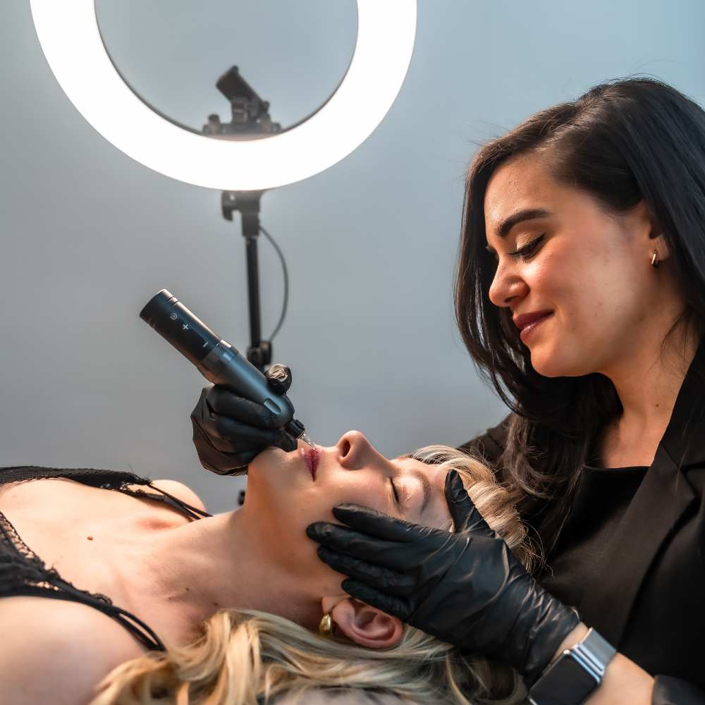 Permanent Make-up Artist bei einer Behandlung
